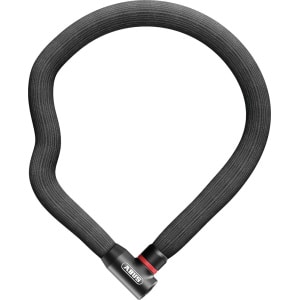 ABUS Goose Lock cykellåsen tilpasser sig elegant om cykelstellet og holder sig endda i den ønskede form. Med Goose Lock har ABUS udviklet en formstabil, haptisk og visuelt yderst tiltalende cykellås, som også overbeviser med hensyn til farve og design. Med en diameter på 28 mm er slangen på Goose Lock 4204K 12 mm smallere end Goose Lock 6206K og dermed særligt praktisk og fleksibelt. Låsehuset er også anbragt retvinklet for mere bekvem låsning og større rækkevidde. Slangen består af flere komponenter: den 4 millimeter tykke stålkæde, svanehalsen, skumovertrækket og en holdbar belægning af IvyTex-fibre. Stålkæden er lavet af specialhærdet stål. Udtrykket "svanehals" henviser til to sammenflettede metalspiralfjedre, der sikrer låsens dimensionsstabilitet. Dette gør det muligt at bøje låsen i den ønskede form og vikle den stramt omkring cykelstellet. Skummet sikrer den umiskendelige fornemmelse af låsen og en transport uden skrammer. Den slidstærke, meget fleksible belægning af IvyTex-plastfibre giver en meget høj beskyttelse mod slid og ridser